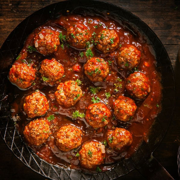 Baked beef meatballs in tomato sauce